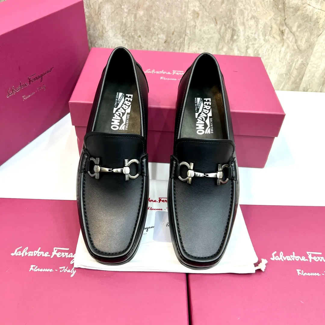 Original quality P780 Brand: Ferragamo Standard size: Men's size 39–44 (38.45 can be customized) Grade: Same style as the official website High-quality men's shoes Material: Customized first-layer calfskin with water-dyed cowhide lining Cowhide tiptoe Original non-slip and wear-resistant rubber outsole Style category: Men's formal business leather shoes are young and fashionable European and American trends British style Casual matching and comfortable feet Color: actual picture